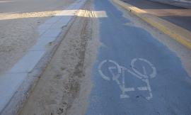 Civitanova, sabbia sulla ciclabile e fin sulla strada del lungomare nord