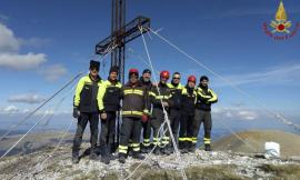 A Pizzo Tre Vescovi la Croce svetta di nuovo grazie al SAF dei Vigili del Fuoco di Macerata