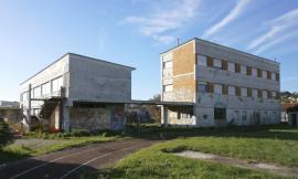 Civitanova, blitz della polizia all'ex Liceo di Fontespina: fermate tre persone