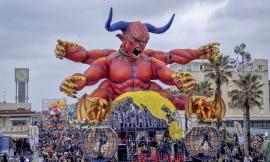Solidarietà da Viareggio a Mogliano: donata un'opera di cartapesta per la festa di Halloween