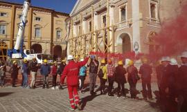 "Un cuore per Camerino": in 200 in piazza per dimostrare la tenacia e la forza dei cittadini