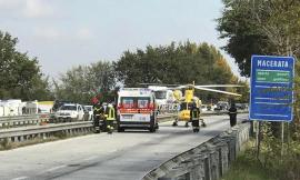 Tolentino, cade dal sidecar e viene sbalzato sulla corsia opposta: motociclista trasportato in eliambulanza a Torrette - VIDEO