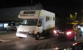 Montecosaro, posteggia il camper e parte con un amico: parcheggio bloccato