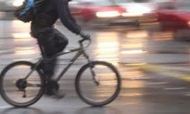 Collevario, va in scena De Sica: ragazza vede un ladro sulla sua bici, lo rincorre e la recupera