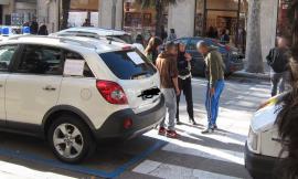 Civitanova, vendono noci sulle strisce pedonali: sgombrati dalla municipale
