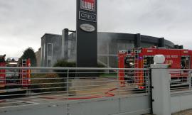 Treia, incendio in un magazzino della Lube: intervengono i pompieri - VIDEO