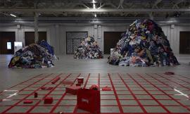 “Take me (I’m Yours)”: la mostra collettiva all’Hangar Bicocca, fino al 14 gennaio