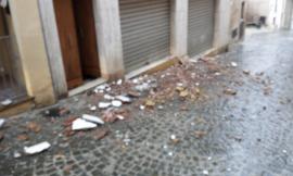 Tolentino, crolla un cornicione in via San Nicola: paura ma nessun ferito
