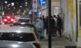 Civitanova, notte brava per un gruppo di giovani: urla, schiamazzi e cori razzisti in pieno centro - VIDEO