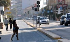 Torna il sole e a Civitanova torna anche la "signora del topless"