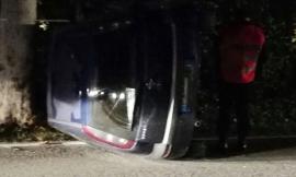 Urbisaglia, sbanda e l'auto si ribalta: ferito 34enne