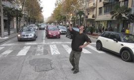 Civitanova, busker in azione al semaforo di Corso Umberto I