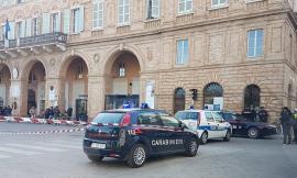 Una pentola a pressione abbandonata in piazza scatena l'allarme bomba a Civitanova