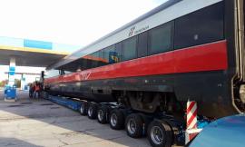 Curiosità per un Frecciarossa fermo all'autogrill di Tolentino