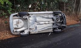 Montecosaro, incidente in via San Giacomo: auto sbanda e finisce sul fianco