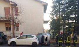 Tolentino, donna perde il controllo dell'auto e finisce su un fianco sopra il marciapiede
