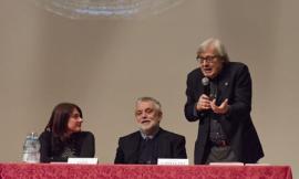 Sgarbi arriva a sorpresa a Monte San Giusto e celebra lo "Johannes Hispanus" di Stefania Castellana
