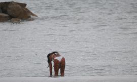 Civitanova, donna passeggia nuda sulla spiaggia - FOTO