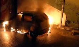 Tolentino, auto in fiamme lungo la strada in contrada Cisterna
