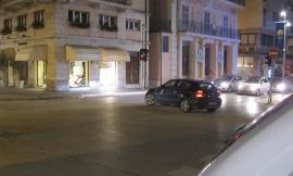 Civitanova, pirata al volante rischia un frontale di fronte al Municipio