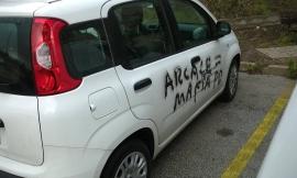 Atti vandalici contro le auto della Regione Marche: "Arcale = mafia Pd"