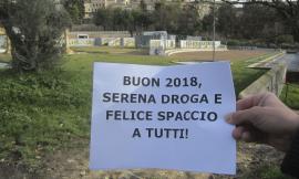 Volantinaggio di Macerata ai Maceratesi: “Serena droga e felice spaccio, buon 2018 in anticipo”