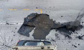 Tolentino, il vento trasporta in viale Buozzi una parte di un tetto