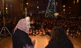 Tolentino, tante befane in piazza della Libertà - FOTO