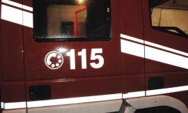 Civitanova, camion transita con la gru alzata e trascina cavi elettrici sulla strada