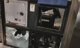 Fanno esplodere bancomat e sfondano la vetrina di un supermercato: notte di furti non riusciti - FOTO