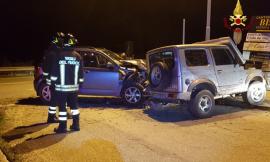 Scontro fra due auto a Matelica: uno dei mezzi abbatte la segnaletica