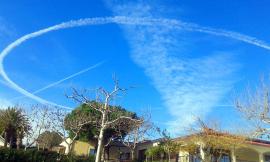 Civitanova, aereo torna indietro per un guasto: la scia nel cielo crea curiosità e polemiche