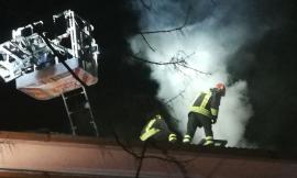 Macerata, panico in via Pace: fumo camino spaventa i residenti - FOTO