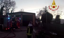 Ripe San Ginesio, incendio in una legnaia in contrada Castelrotto