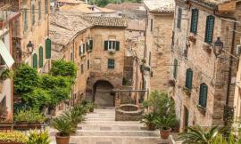 Spezzare il ritmo quotidiano passeggiando tra verdi colline e borghi secolari