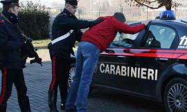 Droga in macchina e un fucile non censito in casa: in manette pregiudicato di Camerino