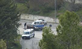 Macerata: prima fanno le strisce intorno alla macchina, poi il carroattrezzi la porta via
