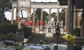Fa il saluto romano e si lascia arrestare davanti al Monumento ai Caduti di Macerata: preso il killer dell'Alfa 147 - VIDEO
