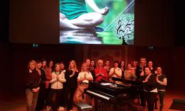 Tolentino, grande successo per l'evento "Yoga e musica" al Politeama