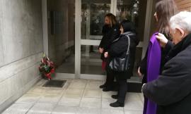 Anche la mamma di Pamela stasera a Macerata per la fiaccolata ai Giardini Diaz. Posto un mazzo di fiori in via Spalato - VIDEO