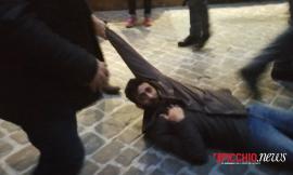 Macerata, manifestanti in piazza al grido "noi i fascisti non li vogliamo": scontri con la polizia - VIDEO