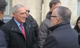 Pietro Grasso visita in ospedale a Macerata i feriti nel raid razzista - VIDEO