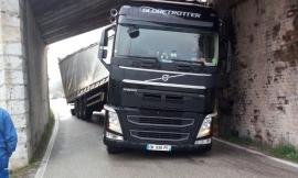 San Severino, tir resta incastrato sotto il ponte ferroviario