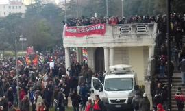 Il corteo antifascista sfila: iniziata manifestazione senza problemi - FOTO e VIDEO
