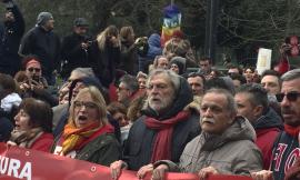 In quindicimila in piazza contro razzismo e fascismo - FOTO e VIDEO