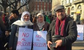 Milano, in centinaia in piazza in segno di solidarietà per le vittime della tentata strage