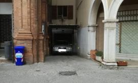 Tolentino, in piazza della Libertà spunta anche un... parcheggio coperto
