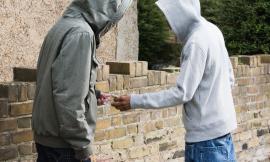 Procurarsi la droga a Macerata? Facilissimo: la telefonata ad uno spacciatore su Radio24 - AUDIO