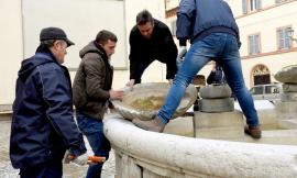 Tolentino, gli scalpellini di Montescaglioso restaurano la storica fontana di piazza Silverj