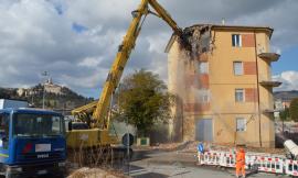 San Severino, iniziata la demolizione dell'edificio di via Bramante
